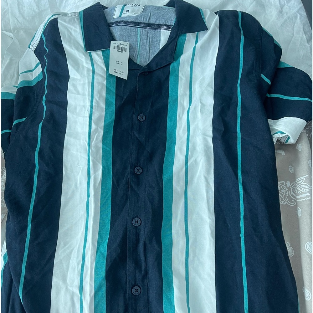 Brand NEW hollister button down shirt super cool and comfy. Never worn🔥🔥
